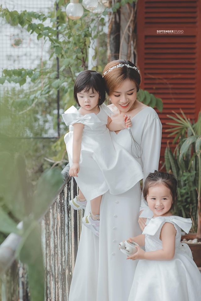 Vợ cũ Hoài Lâm mặc váy cưới chụp ảnh cùng 2 con gái