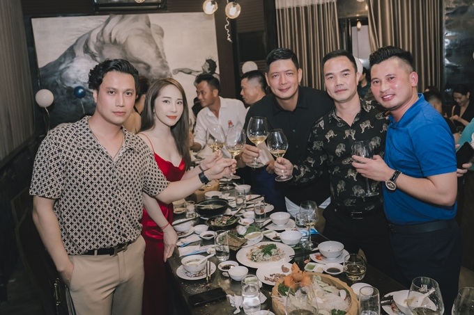 Việt Anh đưa Quỳnh Nga đi tiệc sinh nhật của doanh nhân Việt Anh Martin (áo xanh)