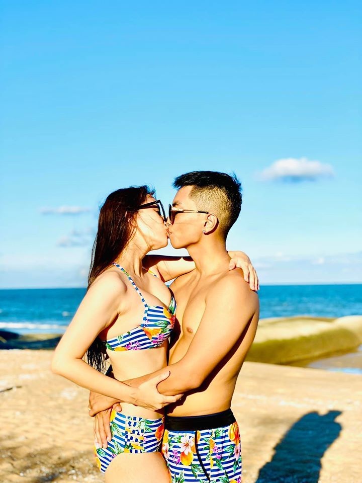 Khánh Thi diện bikini hôn chồng kém 12 tuổi trước biển