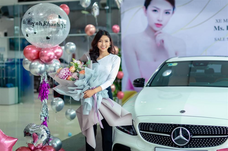 Bạn gái hotgirl sung sướng khi được Phan Mạnh Quỳnh tặng xe hơi bạc tỷ