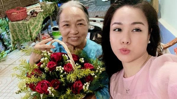 Nhật Kim Anh về quê thăm mẹ sau khi bị hủy quyền nuôi con