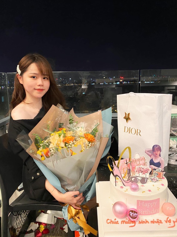 Quang Hải mạnh tay chi 88 triệu mua túi Dior tặng bạn gái nhân dịp sinh nhật