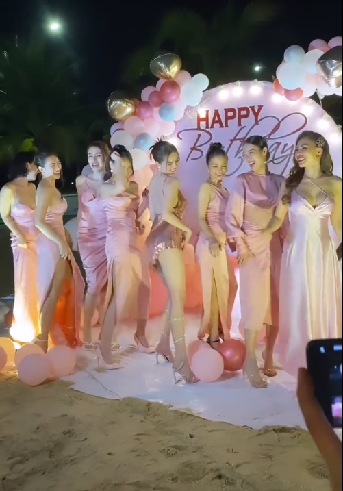 Ngọc Trinh cùng hội bạn thân diện đồ sexy, quẩy tưng bừng trong tiệc mừng sinh nhật sớm