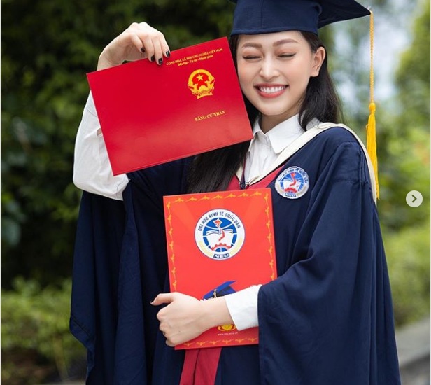 Á hậu Bùi Phương Nga khoe ảnh nhận bằng tốt nghiệp ĐH Kinh tế Quốc dân