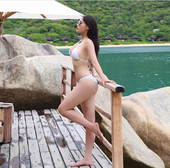 Hoa hậu Kỳ Duyên khoe dáng với bikini