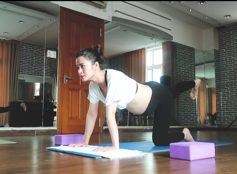 Bụng bầu ngày càng lớn, Đông Nhi vẫn miệt mài tập yoga mỗi ngày