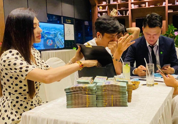Lâm Khánh Chi vác ba lô mang tiền tỷ đi mua biệt thự mới
