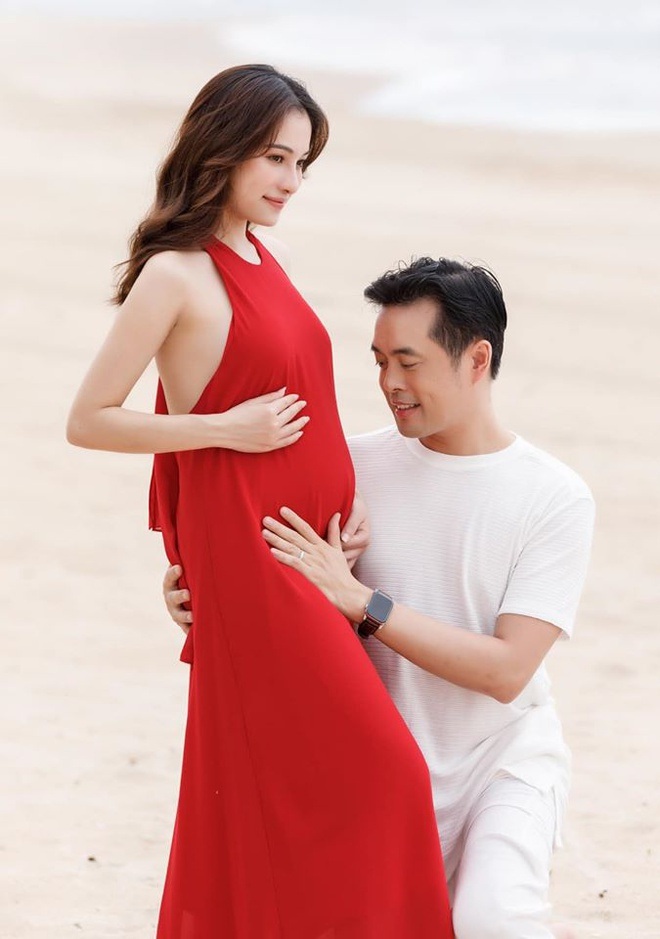 Dương Khắc Linh thông báo bà xã Sara Lưu đã sinh đôi con đầu lòng vào sáng 21/10 tại một bệnh viện quốc tế ở TP.HCM. Hai bé được đặt tên ở nhà là Mickey và Jerry