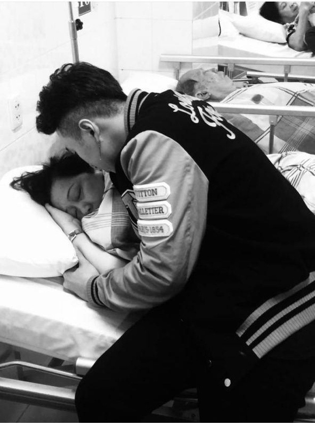 Karik đăng tải hình ảnh cùng mẹ trên giường bệnh khiến nhiều người không khỏi lo lắng