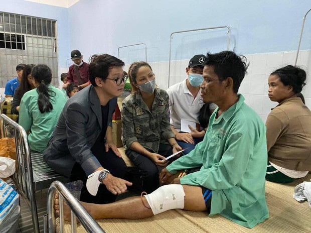 H'Hen Niê trực tiếp đến bệnh viện hỏi thăm và chia sẻ mất mát với các nạn nhân may mắn sống sót sau vụ sạt lở ở Trà Leng