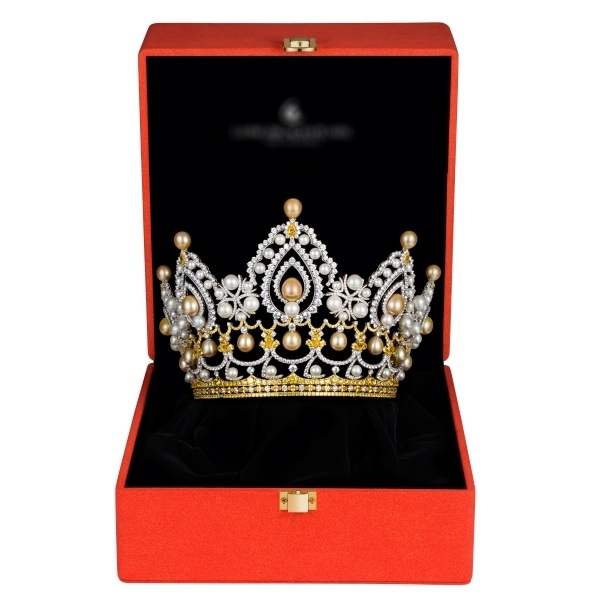 Lộ diện chiếc vương miện làm bằng vàng của Hoa hậu Việt Nam 2020. Vương miện được làm bằng vàng và đá quý trắng: 530 viên, đá quý vàng: 1388 viên