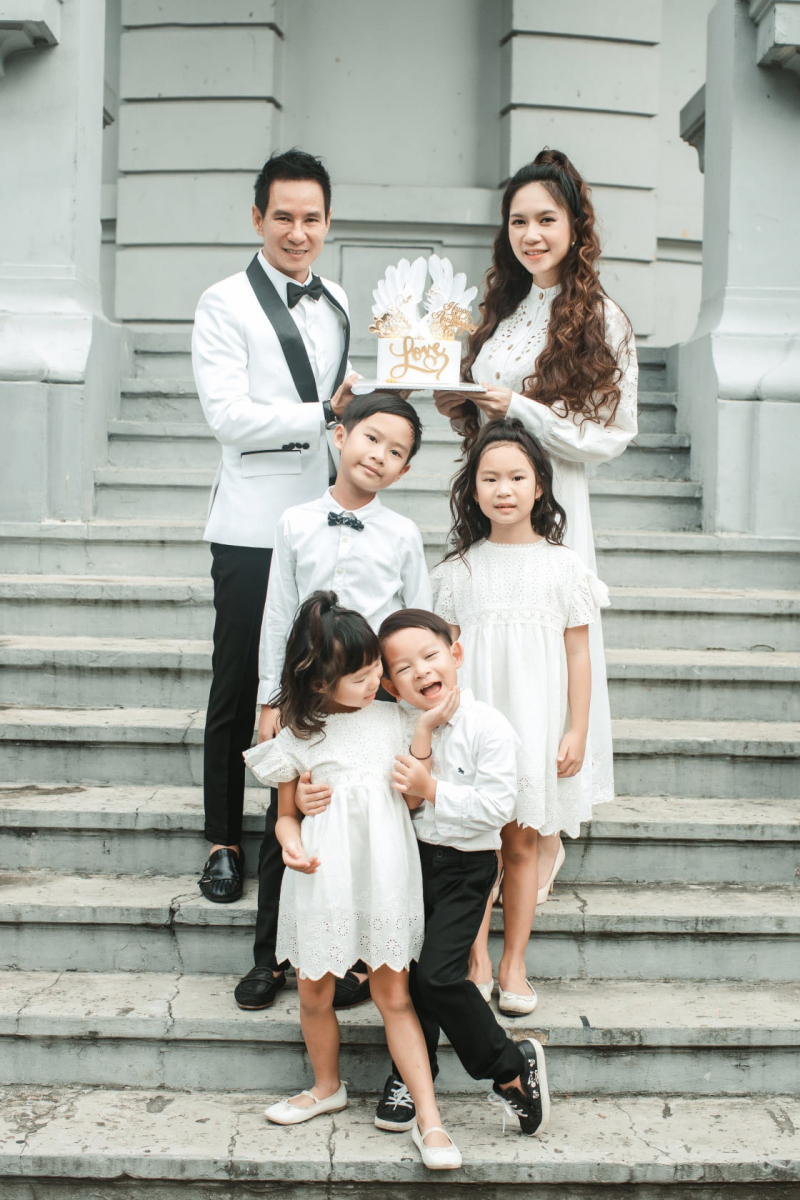 Lý Hải và Minh Hà kỉ niệm 10 năm ngày cưới bên 4 nhóc tì