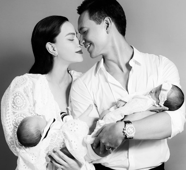 Hồ Ngọc Hà tiếp tục tung ảnh gia đình hạnh phúc bên Kim Lý và 2 con mới sinh