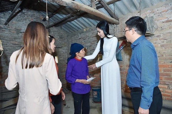 Phía Hoa hậu Đỗ Thị Hà phản hồi khi bị chê màu mè do mặc áo dài đi từ thiện: 