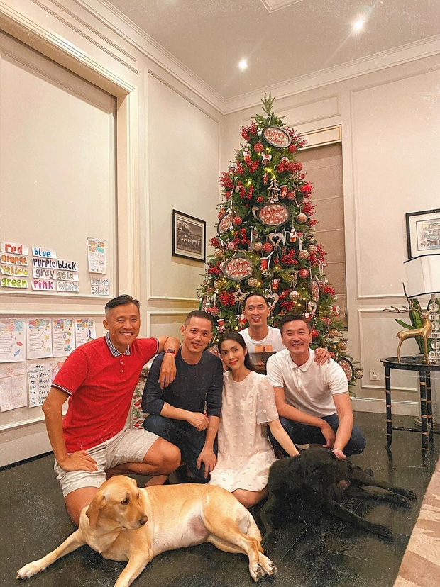 Năm nào, Tăng Thanh Hà cũng trang trí biệt thự đón Giáng sinh. Năm nay, vợ chồng cô tổ chức tiệc bên những người bạn thân thiết vào tối ngày 23/12
