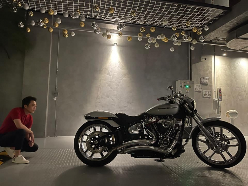 Cường Đô La khoe moto mới toanh, là quà Giáng sinh của Đàm Thu Trang. Theo thông tin tìm hiểu, moto này của thương hiệu Mỹ Harley-Davidson, dòng Breakout 114 2020, màu Barracuda Silver. Được biết moto có giá sàn lên tới hơn 1 tỷ đồng