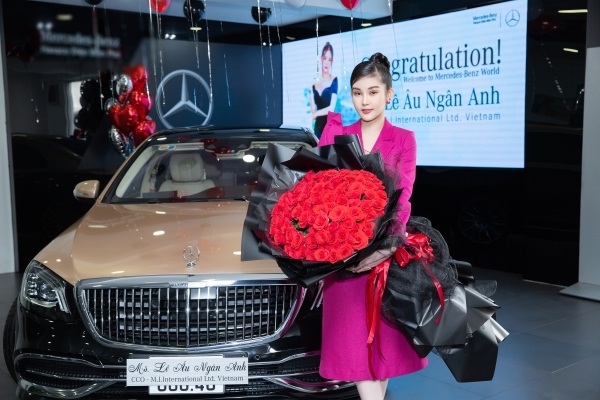 Lê Âu Ngân Anh sắm xe hơn 7 tỷ đồng để đón Tết. Hoa hậu Ngân Anh mua xe hơi bằng tiền tiết kiệm và tiền thưởng khi được lên chức