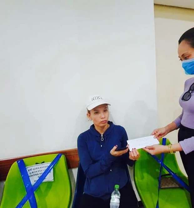 Diễn viên Hạnh Thuý trao số hoá đơn viện phí cho vợ Thương Tín tại bệnh viện