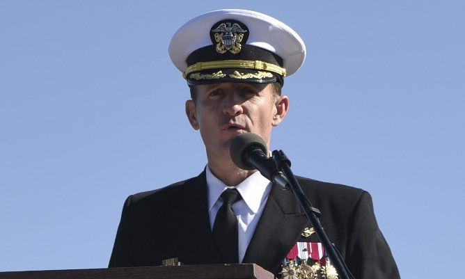 Đại tá Crozier trong lễ nhậm chức thuyền trưởng tàu USS Theodore Roosevelt