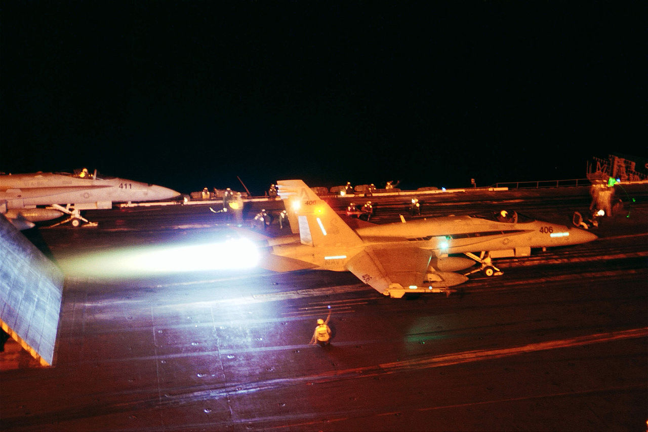Máy bay chiến đấu F/A-18 cất cánh bay đêm trên tàu sân bay USS Theodore Roosevelt