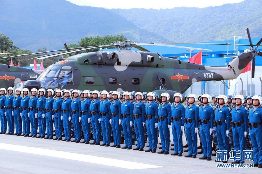 Trực thăng Z-8 của Đơn vị đồn trú Hồng Kông trong một cuộc duyệt binh năm 2017