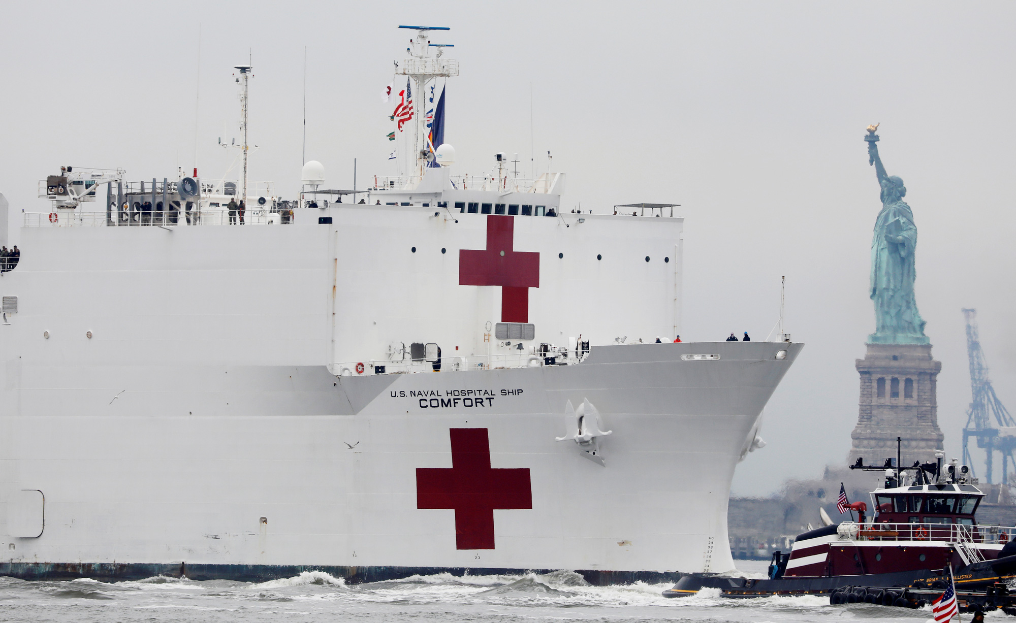 Tàu bệnh viện USNS Comfort tiến vào cảng New York hôm 30/03/2020