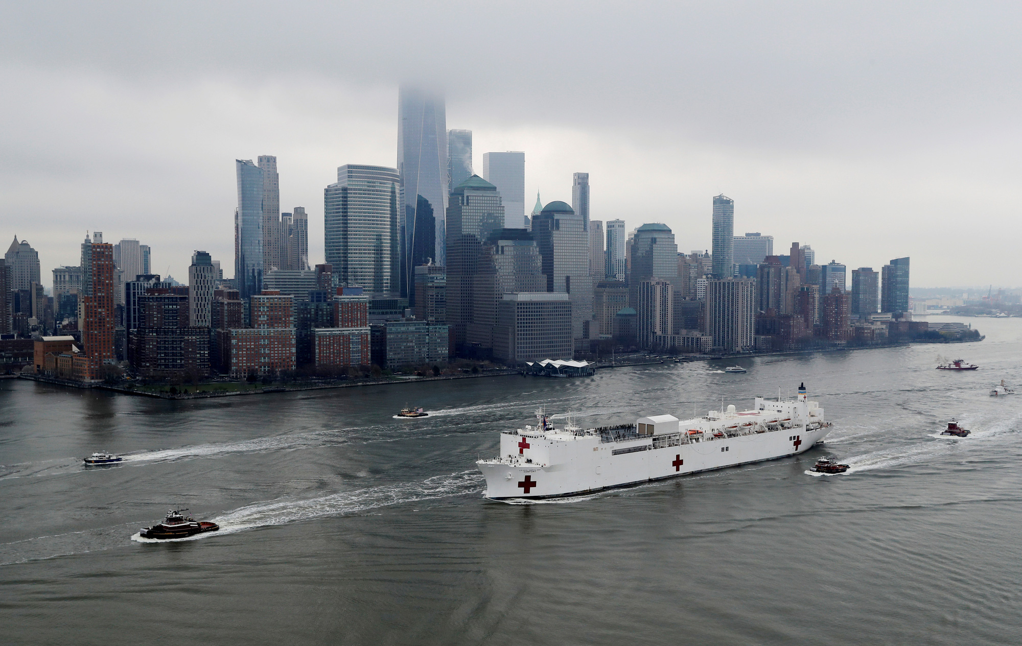 Tàu bệnh viện USNS Comfort trên sông Hudson (New York, Mỹ) hôm 30/03/2020