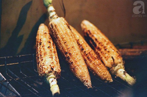 Thưởng thức những củ khoai, bắp ngô mỗi khi đông về trở thành thú vui quen thuộc thuộc của người dân Hà thành.