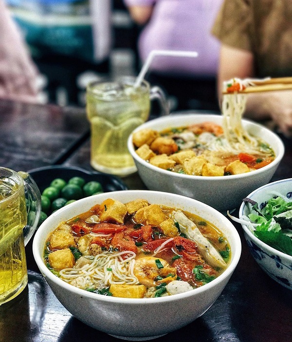 Bát bún ở đây khá to và đủ các loại topping như đậu, thịt bò, giò, cua.