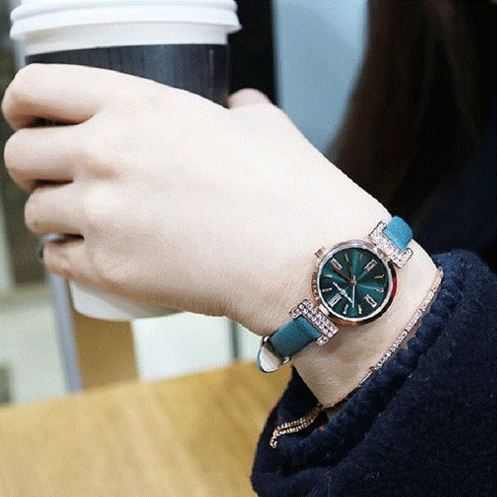 Không đơn giản chỉ dùng để xem thời gian, đồng hồ còn mang ý nghĩa là luôn ở bên người phụ nữ thân yêu của mình.