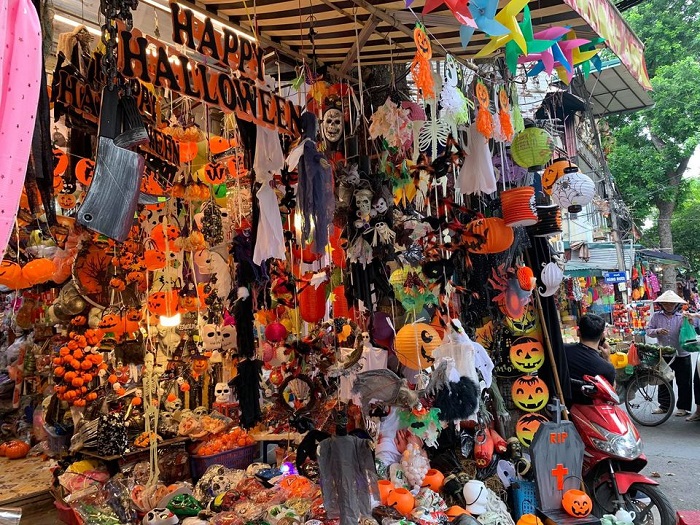 Đến với phố hàng Mã vào dịp Halloween bạn sẽ được tận hưởng bầu không khí Halloween sầm uất và nhộn nhịp, có thể thoải mái sắm đồ hóa trang, chụp hình check-in sống ảo.