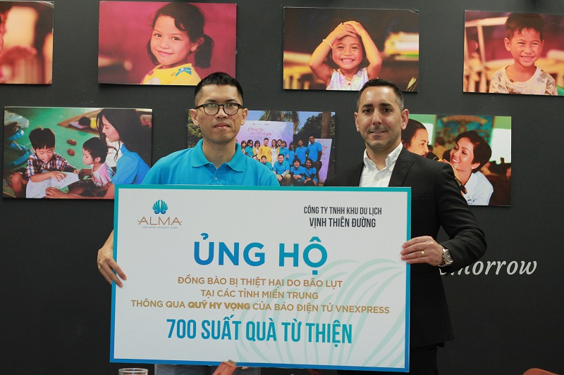 Giám đốc Kinh doanh Amir Ohayon (bên phải) trao 700 phần quà từ thiện tới đại diện Quỹ HOPE.
