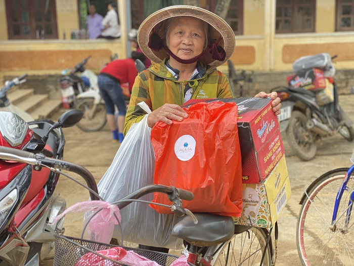 Vẻ mặt rạng rỡ của bác gái tại xã Hiền Ninh, huyện Quảng Ninh, tỉnh Quảng Bình khi được đoàn trao quà.