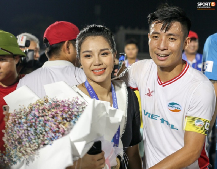 Sau khi cùng đồng đội nâng cúp vô địch và cảm ơn người hâm mộ, Bùi Tiến Dũng bất ngờ kéo Khánh Linh lên bục nhận giải.