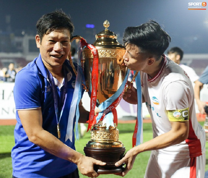 Anh cùng HLV Hải Biên ăn mừng bên chiếc cúp vô địch.