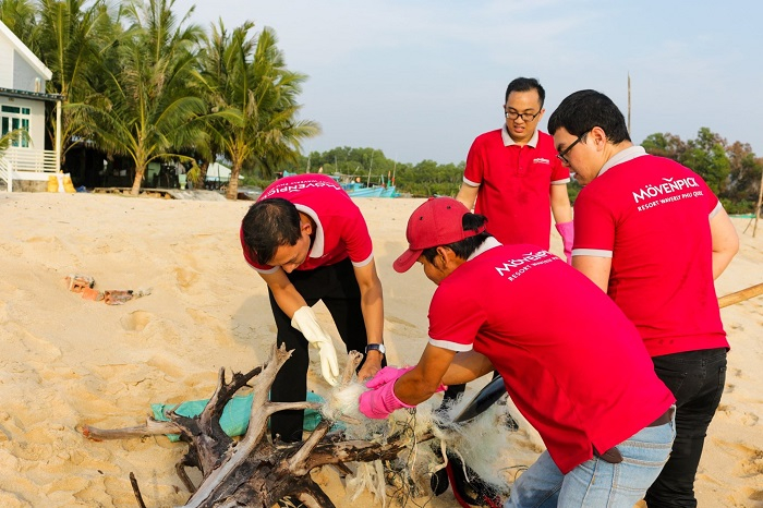 Các thành viên của khu nghỉ dưỡng chung tay làm sạch môi trường biển.