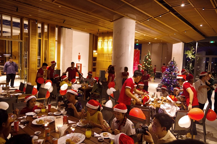 Mövenpick Phú Quốc đón tiếp những vị khách nhí ở xã Cửa Cạn dịp Noel năm 2019.