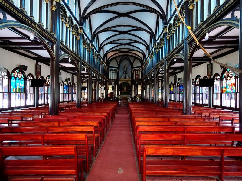 Nhà thờ gỗ Kon Tum hơn 100 tuổi.