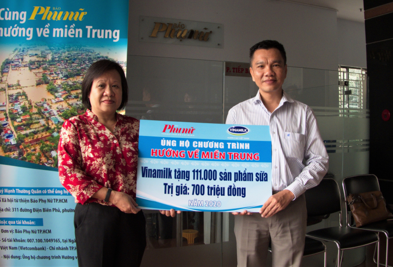 : Ông Nguyễn Trung, Chủ tịch Công đoàn Công ty Vinamilk đại diện tập thể người lao động của công ty trao bảng tượng trưng 111.000 sản phẩm dinh dưỡng ủng hộ đồng bào miền Trung