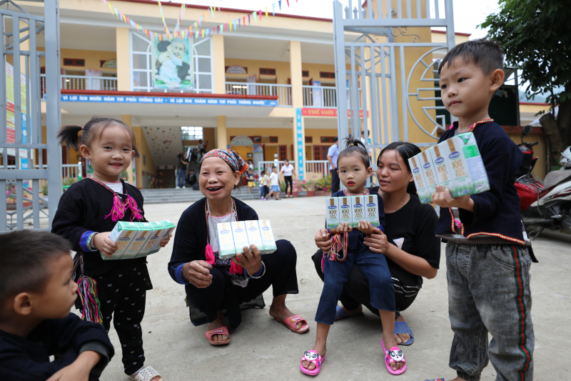Niềm vui của cô trò và phụ huynh học sinh trường Mầm non Lang Thíp, huyện Văn Yên, tỉnh Yên Bái khi đón nhận những hộp sữa từ Quỹ sữa Vươn cao Việt Nam.
