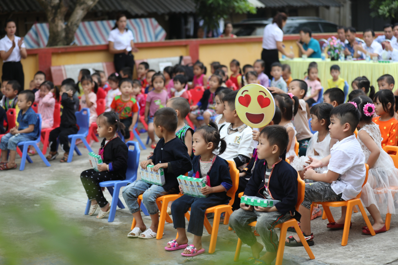 Quỹ sữa Vươn cao Việt Nam đã cùng Quỹ Bảo trợ trẻ em Việt Nam và Vinamilk tổ chức trao tặng sữa cho các trẻ em có hoàn cảnh khó khăn của tỉnh Yên Bái trong năm 2020.