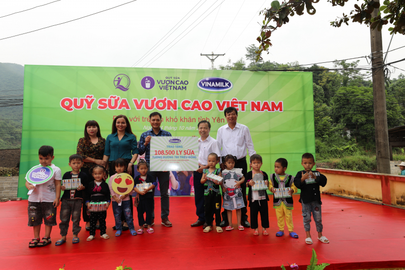 Ông Vũ Tuấn Khang, Giám đốc Kinh doanh miền Bắc Vinamilk, đại diện công ty và Quỹ sữa Vươn cao Việt Nam trao tặng bảng tượng trưng 108.500 ly sữa cho trẻ em có hoàn cảnh khó khăn tại tỉnh Yên Bái.