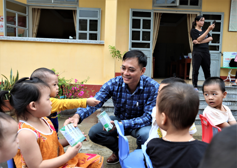 Các đại biểu trao tặng sữa tận tay cho các em học sinh tham dự chương trình.