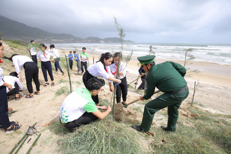 Các học sinh, đoàn viên thanh niên, chiến sĩ bộ đội cùng tham gia trồng cây trong chương trình Quỹ trao tặng 110.000 cây xanh tại tỉnh Bình Định