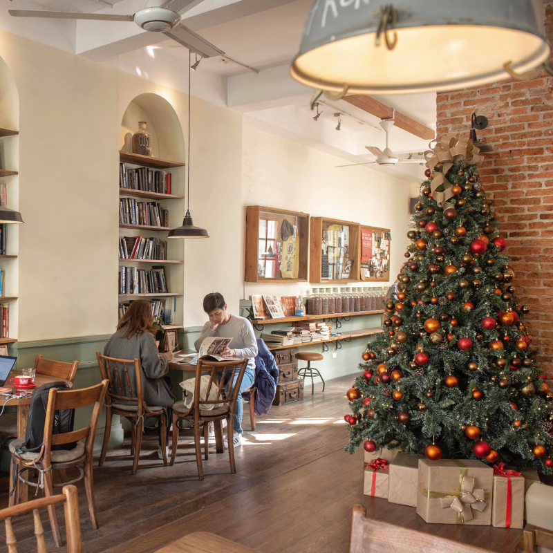 Không chỉ là những quán cafe được trang trí đậm màu Giáng sinh, đây cũng là địa điểm quen thuộc với giới trẻ Hà Nội nhờ đồ ăn - uống đa dạng, phong phú.