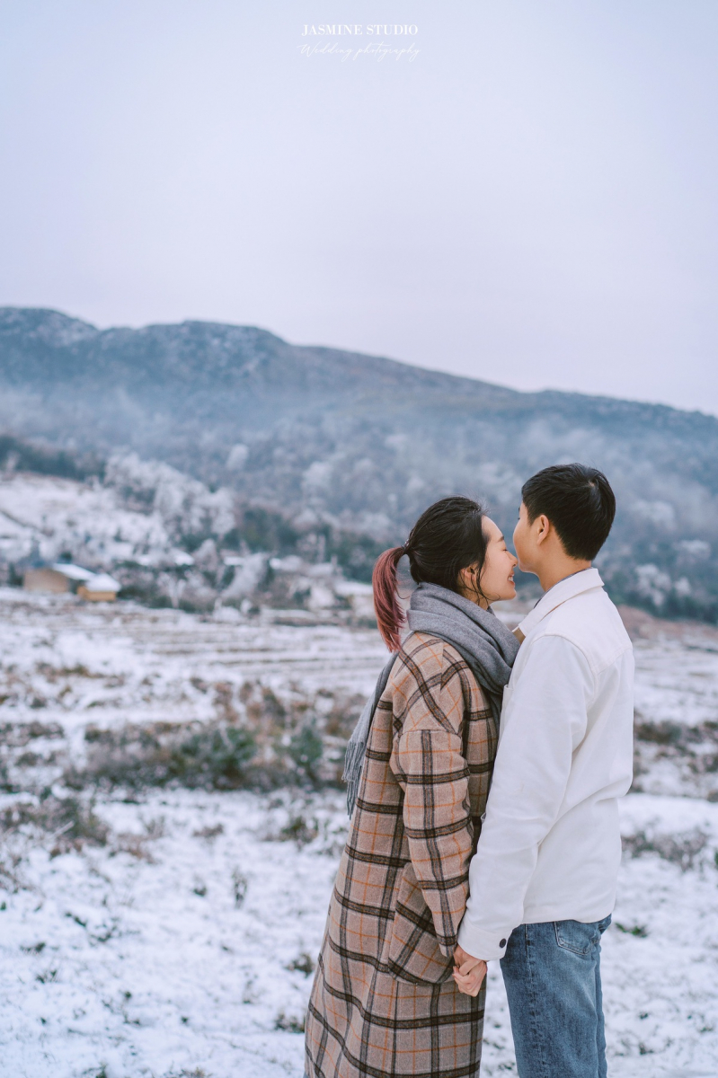 Cặp đôi này may mắn ghi lại những bức ảnh cưới lãng mạn giữa khung cảnh hiếm thấy ở Việt Nam.