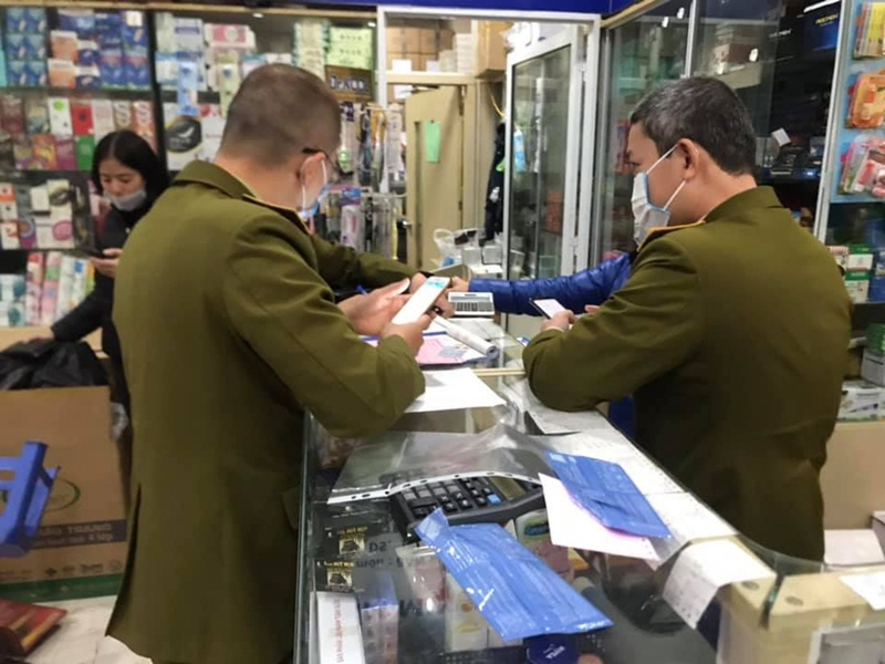 Lực lượng Quản lý Thị trường kiểm tra việc mua bán khẩu trang tại một số quầy thuốc ở Hapulico.