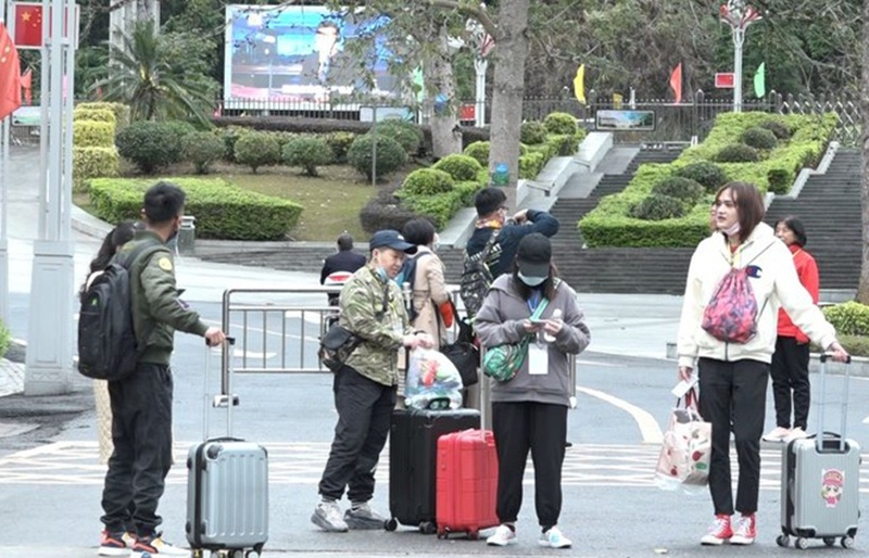 Lạng Sơn tạm dừng cấp giấy thông hành xuất nhập cảnh sang Trung Quốc.