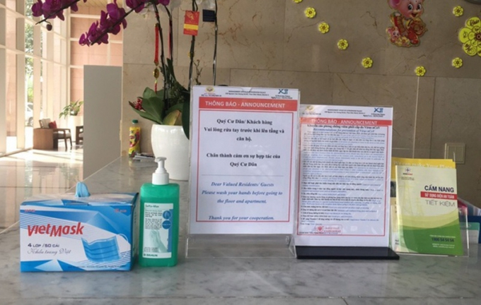 Nhiều chung cư, căn hộ dịch vụ ở TP HCM cấp nước rửa tay và khẩu trang để phòng ngừa virus corona khi người dân ra vào tòa nhà. (Ảnh: NVCC).