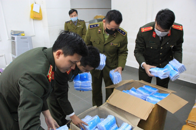 Lô khẩu trang 120 nghìn chiếc được phát hiện tại điểm tập kết hàng hoá tại địa chỉ 96B Nguyễn Huy Tưởng (Thanh Xuân, Hà Nội).